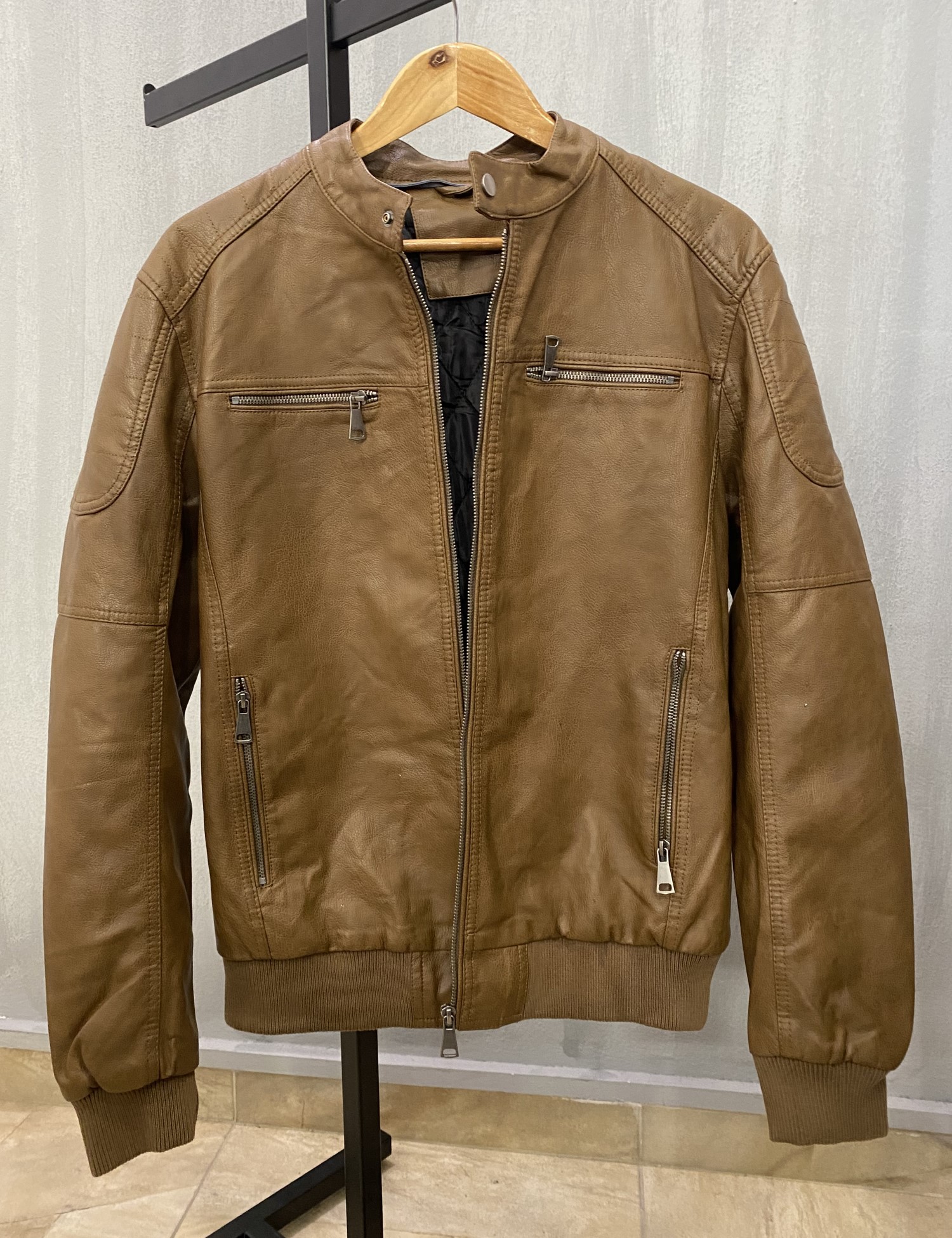 Ανδρικό ταμπά μπουφάν δερματίνη με ραφές στους ώμους και λάστιχο στα τελειώματα 258971T φωτογραφία